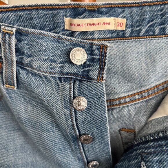 Levi's - Ribcage Straight Ankle Jeans in Medium Wash - Picture 8 of 16
